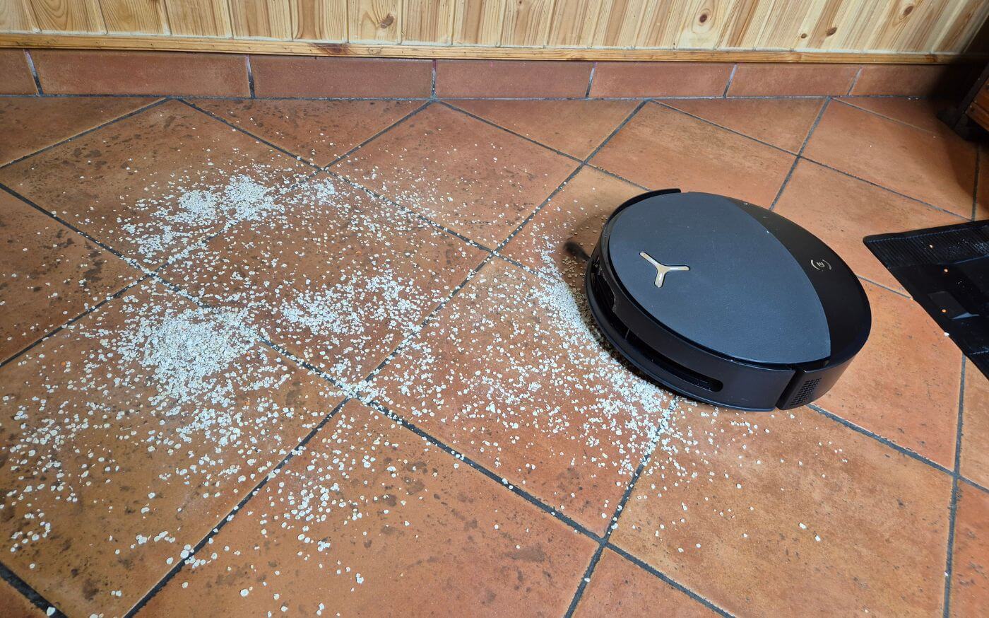 Der ECOVACS DEEBOT T90 PRO OMNI saugt auf dem Hartboden Haferflocken 